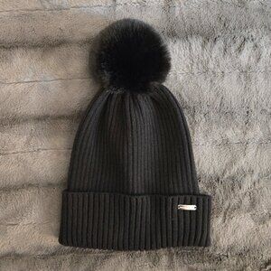 Steve Madden Black Ribbed Knit Tuque with Faux Fur Pom Pom | Unisex